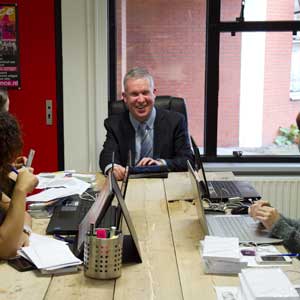 Leendert in vergadering met onherkenbare anderen.