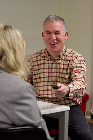 Onderzoekswerk Leendert interviewt iemand met opnameapparaat.